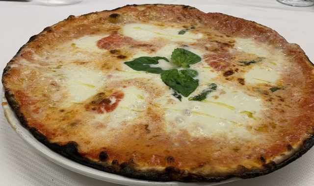 Sottile, meno lievitata e con il bordo basso e croccante:  la pizza in versione 